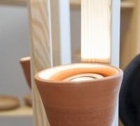 Stehlampe aus Schwarzföhrenholz