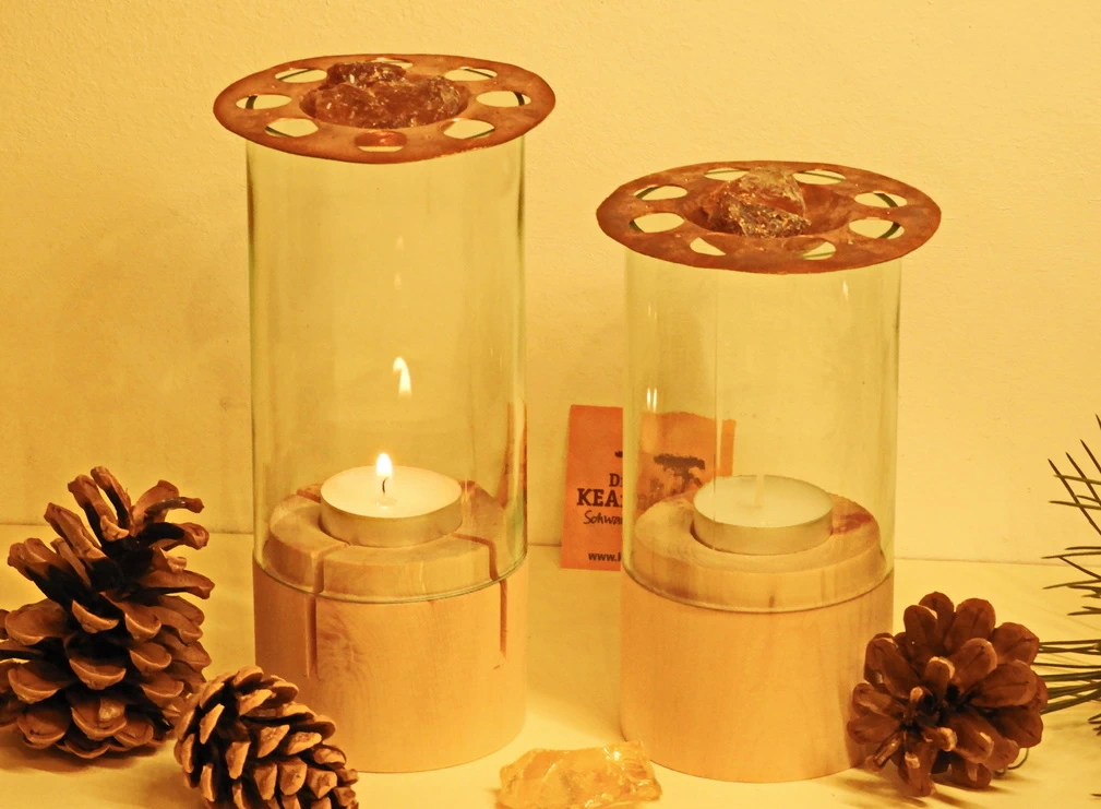 Windlicht mit Kupferschale, Glaszylinder und Holzsockel